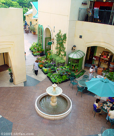 Ikspiari Courtyard